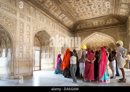 Gruppe von indischen Besucher Marmor Gazebo Khas Mahal, Rotes Fort Stockfoto