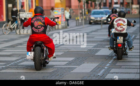 Biker Biker Club "Red Devils" fahren ihren Motorrädern am Alexanderplatz in Berlin, Deutschland, 2. Juli 2013. Die "Red Devils" gelten als Unterstützer der Biker-Gang "Hells Angels". Foto: HANNIBAL/dpa Stockfoto