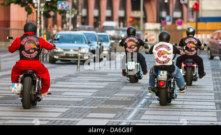 Biker Biker Club "Red Devils" fahren ihren Motorrädern am Alexanderplatz in Berlin, Deutschland, 2. Juli 2013. Die "Red Devils" gelten als Unterstützer der Biker-Gang "Hells Angels". Foto: HANNIBAL/dpa Stockfoto