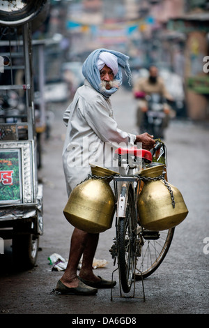 Milch-Verkäufer mit einem Turban und ein Fahrrad Stockfoto