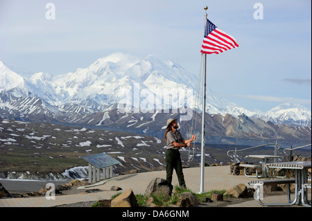 Ranger wirft die amerikanische Flagge vor Mt McKinley Stockfoto