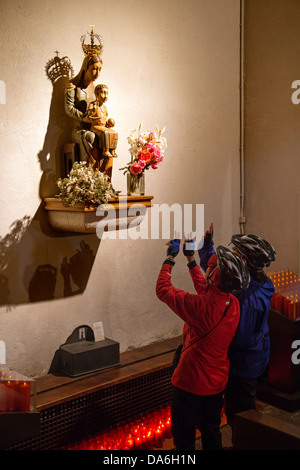 Pilger Santa Maria la Real Cebreiro XII Jahrhundert romanische Jakobsweg Xacobeo Lugo Galizien Spanien Stockfoto