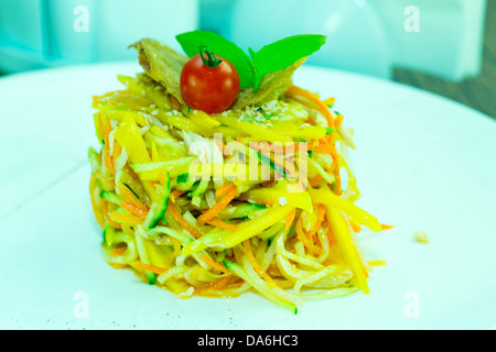 Salat und Gemüse auf einem Teller in einem restaurant Stockfoto