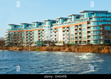 Modernes Waterfront Apartments. River Crescent, ein Apartment Block am Ufer des Flusses Trent in Nottingham, England, Großbritannien gebaut Stockfoto