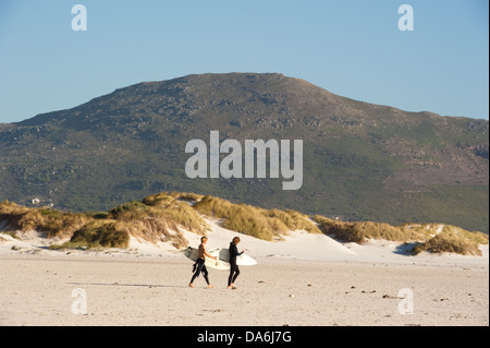 Surfer auf Long Beach, Noordhoek, Kapstadt, Südafrika Stockfoto