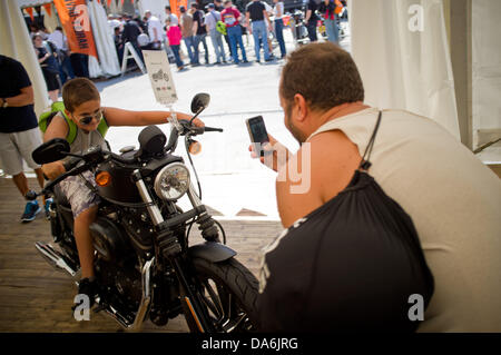 Barcelona, Spanien. 5. Juli 2013. Barcelona Harley Days, das größte städtische treffen für Anhänger der Marke in Europa, übernimmt dem Montjuïc Messegelände in einer ihrer schönsten Ausgaben wieder. Es feiert das 110-jährige Jubiläum der Gründung und der 30. Geburtstag von der Harley Owners Group, mit zahlreichen kostenlosen Aktivitäten für jeden Geschmack. Bildnachweis: Jordi Boixareu/Alamy Live-Nachrichten Stockfoto