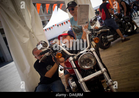 Barcelona, Spanien. 5. Juli 2013. Barcelona Harley Days, das größte städtische treffen für Anhänger der Marke in Europa, übernimmt dem Montjuïc Messegelände in einer ihrer schönsten Ausgaben wieder. Es feiert das 110-jährige Jubiläum der Gründung und der 30. Geburtstag von der Harley Owners Group, mit zahlreichen kostenlosen Aktivitäten für jeden Geschmack. Bildnachweis: Jordi Boixareu/Alamy Live-Nachrichten Stockfoto