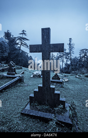 Gruselige Halloween Friedhof in Nebel im Mondlicht Stockfoto