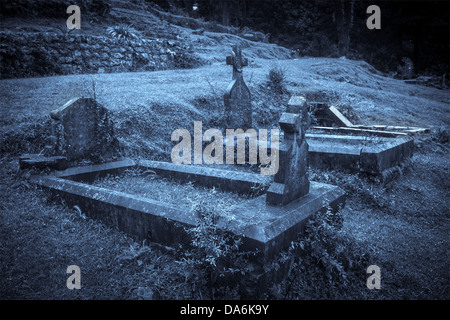 Gruselige Halloween Friedhof in Nebel im Mondlicht Stockfoto