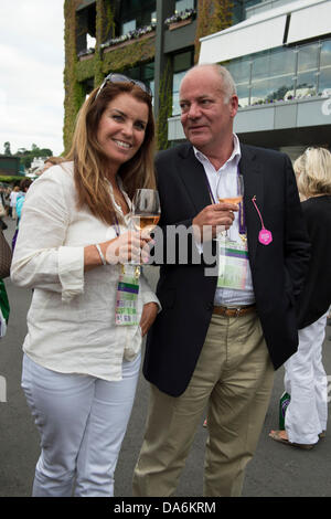 03.07.2013. die Wimbledon Tennis Championships 2013 statt in The All England Lawn Tennis and Croquet Club, London, England, UK.    Allgemeine Ansicht (GV).  Genießen Sie Champagner vor dem Start der Tennis-Fans. Stockfoto