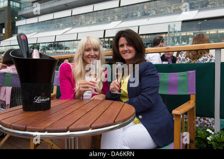 03.07.2013. die Wimbledon Tennis Championships 2013 statt in The All England Lawn Tennis and Croquet Club, London, England, UK.    Allgemeine Ansicht (GV).  Genießen Sie Champagner vor dem Start der Tennis-Fans. Stockfoto