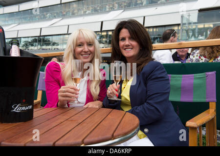 03.07.2013. die Wimbledon Tennis Championships 2013 statt in The All England Lawn Tennis and Croquet Club, London, England, UK.    Allgemeine Ansicht (GV).  Genießen Sie Champagner vor dem Start der Tennis-Fans. Stockfoto