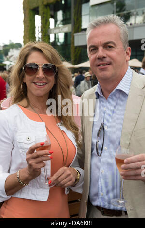 03.07.2013. die Wimbledon Tennis Championships 2013 statt in The All England Lawn Tennis and Croquet Club, London, England, UK.    Allgemeine Ansicht (GV).  Genießen Sie Champagner vor dem Start der Tennis-Fans. Stockfoto