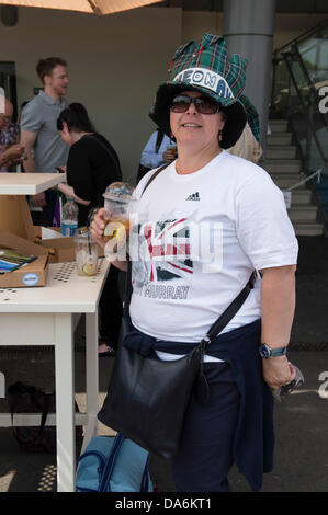 London, UK. 5. Juli 2013. Wimbledon Tennis Championships 2013 statt in The All England Lawn Tennis and Croquet Club, London, England, UK.    Allgemeine Ansicht (GV).  Genießen Sie Champagner vor dem Start der Tennis-Fans. Bildnachweis: Duncan Grove/Alamy Live-Nachrichten Stockfoto