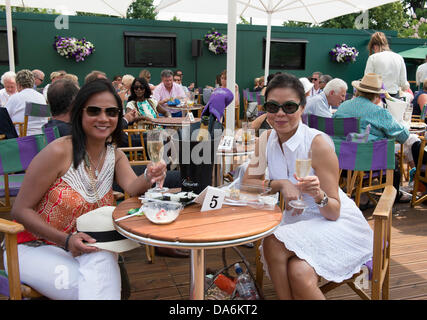 London, UK. 5. Juli 2013. Wimbledon Tennis Championships 2013 statt in The All England Lawn Tennis and Croquet Club, London, England, UK.    Allgemeine Ansicht (GV).  Genießen Sie Champagner vor dem Start der Tennis-Fans. Bildnachweis: Duncan Grove/Alamy Live-Nachrichten Stockfoto