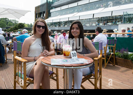 London, UK. 5. Juli 2013. Wimbledon Tennis Championships 2013 statt in The All England Lawn Tennis and Croquet Club, London, England, UK.    Allgemeine Ansicht (GV).  Genießen Sie Champagner vor dem Start der Tennis-Fans. Bildnachweis: Duncan Grove/Alamy Live-Nachrichten Stockfoto