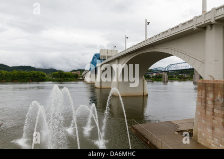 Die Brunnen im Ross des Sprays in den Tennessee River bei bewölktem Himmel von Market Street Bridge, Chattanooga landen. Stockfoto