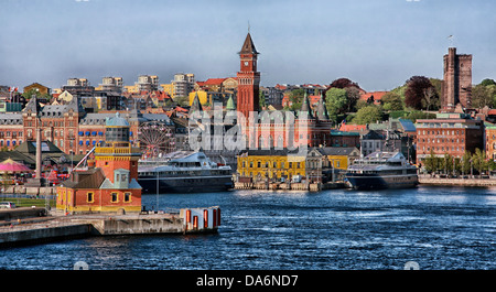 Ein Blick auf Helsingør, Dänemark, mit seiner malerischen Stadtlandschaft unter einem dramatischen Himmel voller Wolken. Das Bild fängt die bezaubernde Architektur der Stadt zusammen mit dem Wasser- und Hafengebiet ein. Stockfoto