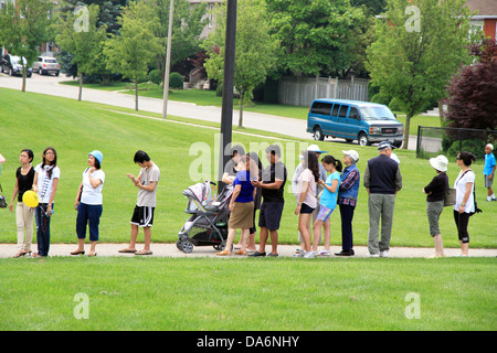 Leute in der Schlange am 23. Juni 2013 in Toronto, Kanada Stockfoto