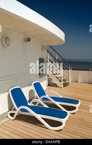 Oman, Maskat, zwei leere Liegestühle auf Promenadendeck der MV Minerva auf hoher See Stockfoto