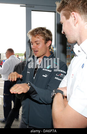 Nuebergring, Deutschland. 5. Juli 2013. Motorsport: FIA Formula One World Championship 2013, Grand Prix von Deutschland, #9 Nico Rosberg (GER, Mercedes AMG Petronas F1 Team), #11 Nico Hülkenberg (GER, Sauber F1 Team), Credit: Dpa picture-Alliance/Alamy Live News Stockfoto