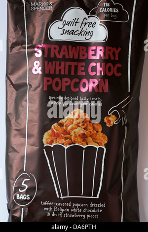 Multipack Beutel mit 5 Taschen Schuld frei Naschen Marks & Spencer Erdbeere & White Choc Popcorn Stockfoto