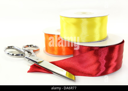 drei Rollen Band vor weißem Hintergrund Stockfoto