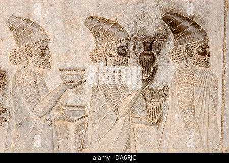 Bas-Reliefs an den Wänden der Apadana Palast und Treppe, Persepolis, Zentraliran Stockfoto