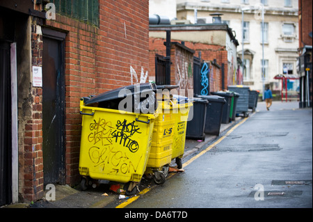 Kommerzielle Mülltonnen auf Wheelie zurück Gasse in Leeds West Yorkshire England UK Stockfoto