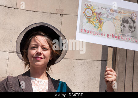 London, UK. 5. Juli 2013. Verkleidet als berühmter Frauen aus der Geschichte, Aktivisten, unterstützt durch eine 30.000 Mann starke Petition verlangen, dass eine Entscheidung, die Frauen von Banknoten zu entfernen als neue Bank of England Gouverneur Mark Carney umgekehrt wird übernimmt. Bildnachweis: Paul Davey/Alamy Live-Nachrichten Stockfoto