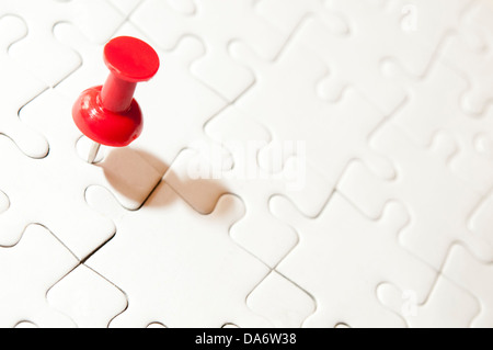roten Stift auf ein leeres puzzle Stockfoto