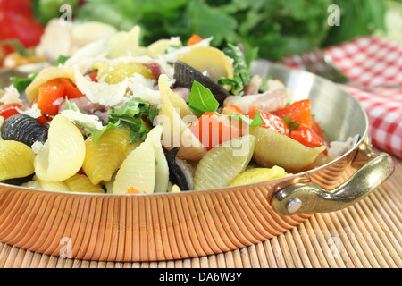 ein Nudelgericht mit Gemüse und Schinken-Streifen Stockfoto