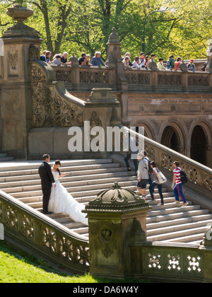 Hochzeit Fotograf Location Shooting mit Braut und Bräutigam, Bethesda Terrasse, Central Park, New York Stockfoto
