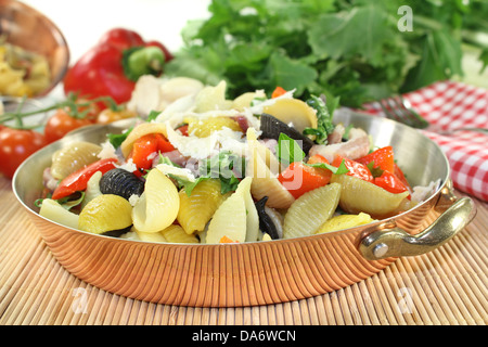 ein Nudelgericht mit Gemüse und Schinken-Streifen Stockfoto