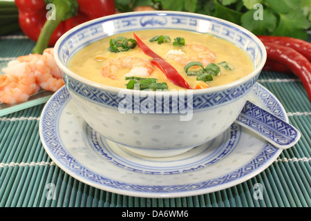 Curry-Suppe mit buntem Gemüse und Garnelen Stockfoto