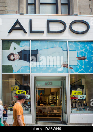 Kunden weitergeben Freitag, 28. Juni 2013 ein Aldo Schuhgeschäft auf der Fifth Avenue in New York. (© Richard B. Levine) Stockfoto