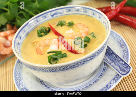 Curry-Suppe mit buntem Gemüse und Garnelen Stockfoto