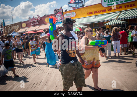 Tausende von Schirmbars entkommen nach Coney Island in Brooklyn in New York Stockfoto