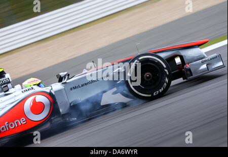 Nuerburg, Deutschland. 5. Juli 2013. Mexikanische Formel-1-Pilot Sergio Perez von McLaren Mercedes steuert sein Auto vor Mercedes Tribüne während im zweiten Training auf der Rennstrecke Nürburgring in Nuerburg, Deutschland, 5. Juli 2013. Die Formel 1 Grand Prix von Deutschland stattfinden am 7. Juli 2013. Foto: Jens Büttner/Dpa/Alamy Live News Stockfoto