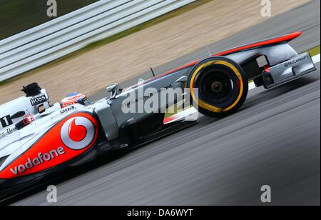 Nuerburg, Deutschland. 5. Juli 2013. Britische Formel1-Fahrer Jenson Button McLaren Mercedes steuert sein Auto während des zweiten Trainings auf der Rennstrecke Nürburgring in Nuerburg, Deutschland, 5. Juli 2013. Die Formel 1 Grand Prix von Deutschland stattfinden am 7. Juli 2013. Foto: Jens Büttner/Dpa/Alamy Live News Stockfoto