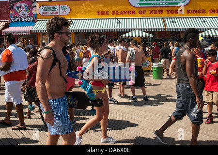 Tausende von Schirmbars entkommen nach Coney Island in Brooklyn in New York Stockfoto