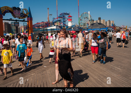 Tausende von Schirmbars entkommen nach Coney Island in Brooklyn in New York am Unabhängigkeitstag Stockfoto