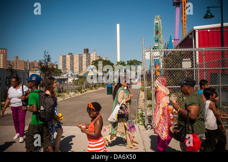 Tausende von Schirmbars entkommen nach Coney Island in Brooklyn in New York Stockfoto