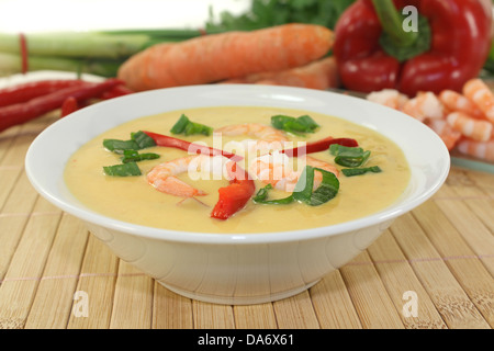 Curry-Suppe mit buntem Gemüse und Garnelen Stockfoto