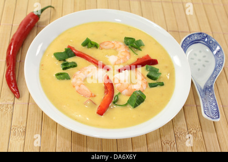 Curry-Suppe mit buntem Gemüse und Garnelen Stockfoto