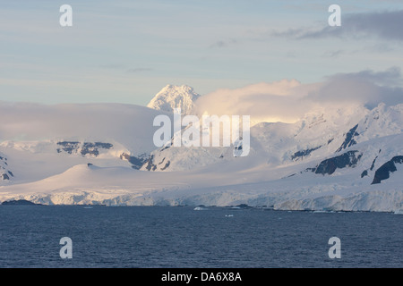 Berge auf der antarktischen Halbinsel im ersten Morgenlicht Stockfoto