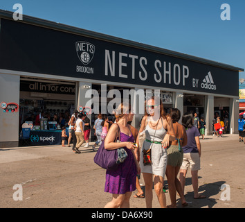 Tausende von Schirmbars entkommen nach Coney Island in Brooklyn in New York Stockfoto