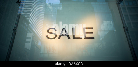 Minimalistische Verkaufsschild im Fenster eines Zara Store auf der Fifth Avenue in New York am Freitag, 28. Juni 2013. (© Richard B. Levine) Stockfoto