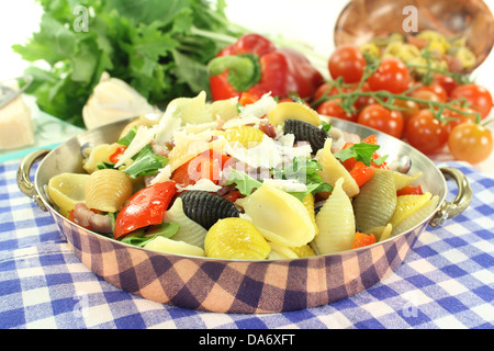 ein Nudelgericht mit Gemüse und Schinken-Streifen Stockfoto