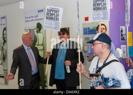 London, UK. 5. Juli 2013. Ein Remploy Beamter spricht mit Demonstranten, die ihre Büros in Southwark drangen nach der Schließung neun Remploy Fabriken wurde angekündigt. Bildnachweis: Paul Davey/Alamy Live-Nachrichten Stockfoto